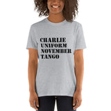 CHARLIE UNIFORM NOVEMBER TANGO T-shirt unisexe à manches courtes (logo noir)